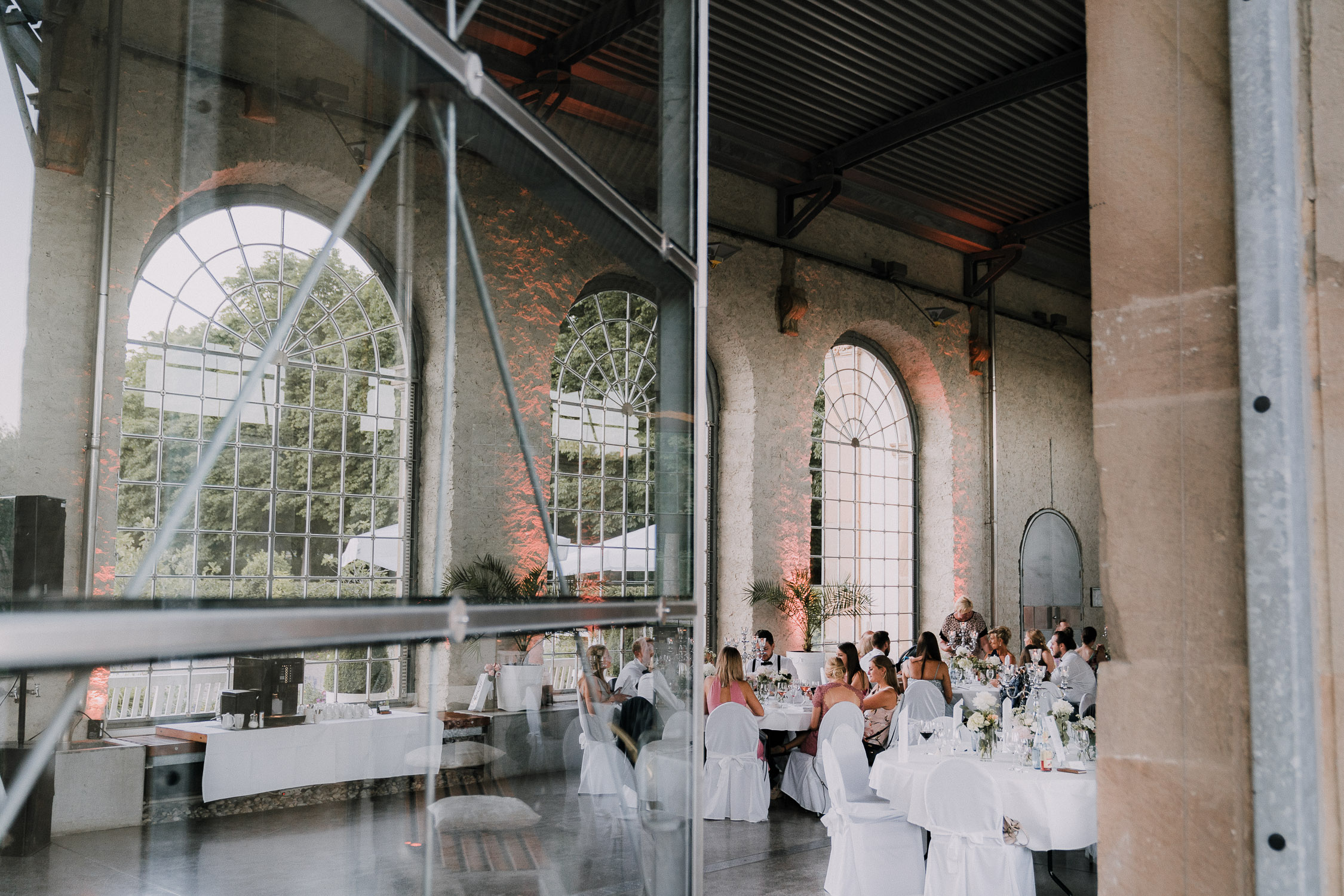 Der Hochzeitsfotograf Axel Link zeigt Bilder, die er als Fotograf auf einer Hochzeit im Schloss Weikersheim gemacht hat. Braut und Bräutigam mit Gäste bei der Trauung und Hochzeitsfeier.